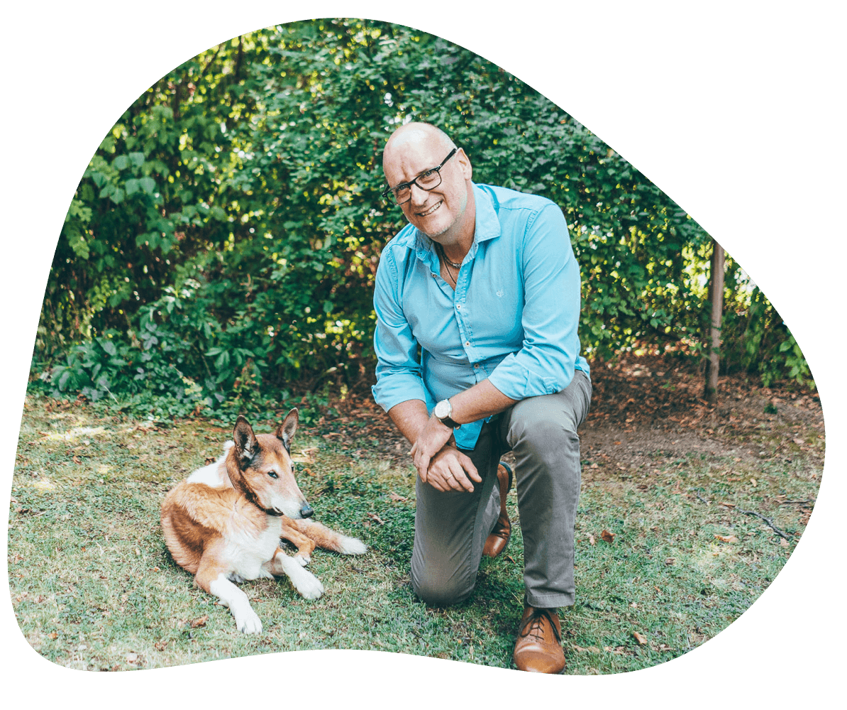 Portrait Martin kniet neben Therapiehund