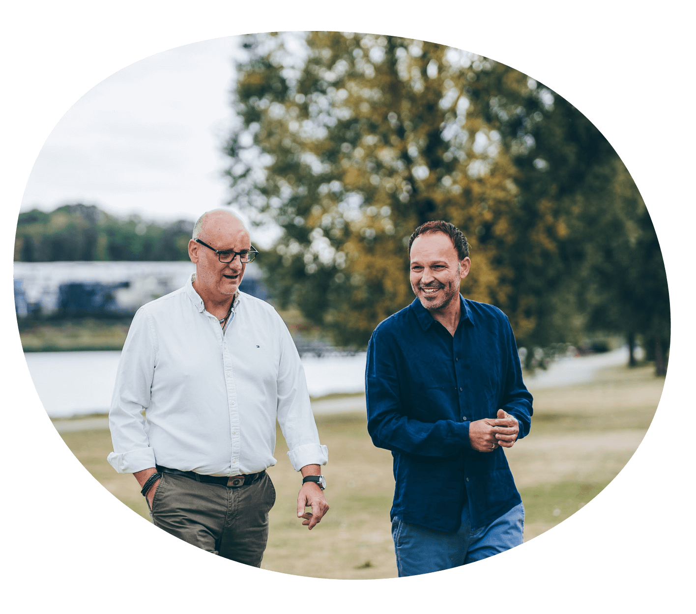 Martin und FRank unterhalten sich lachend während einem Spaziergang